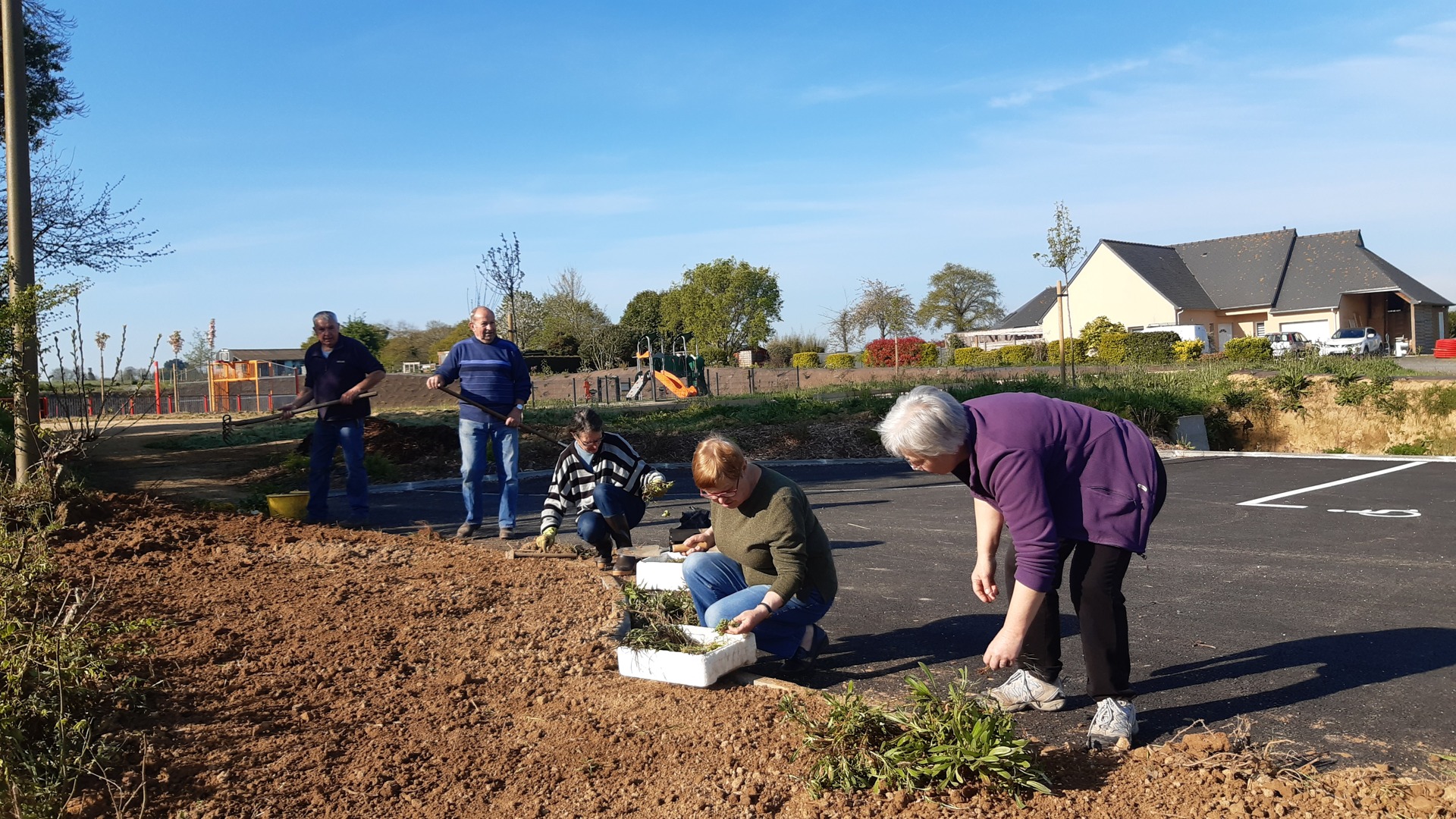 Journée plantation à l'aire de loisirs.