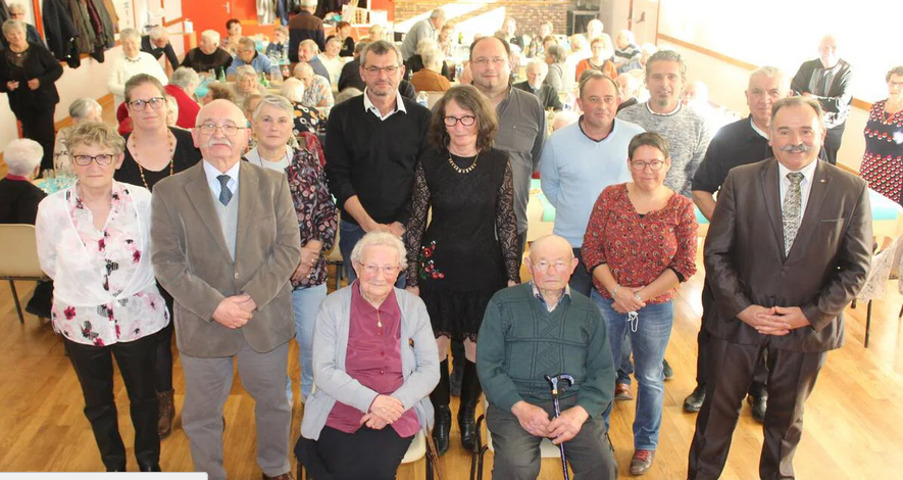 photo de groupe du conseil municipal et les doyens